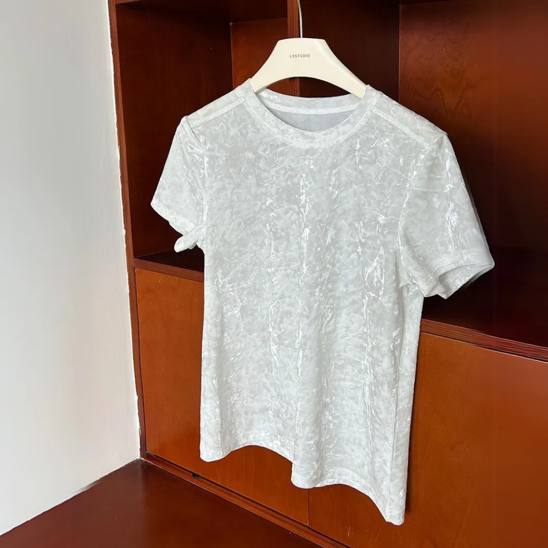 丝绒短袖T恤 Velvet-Textured Short Sleeve T-Shirt